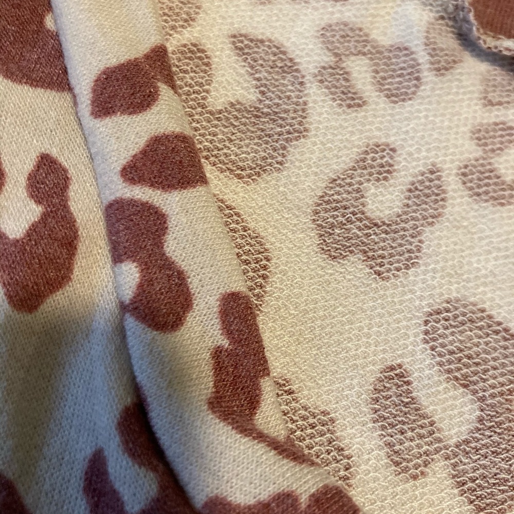 Long sleeve animal print v neck. - Picture 4 of 6